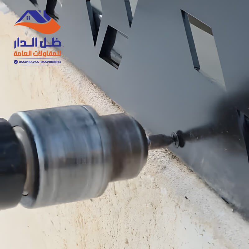 فريق مؤسسة مظلات وسواتر ظل الدار اثناء تركيب ساتر قص ليزر