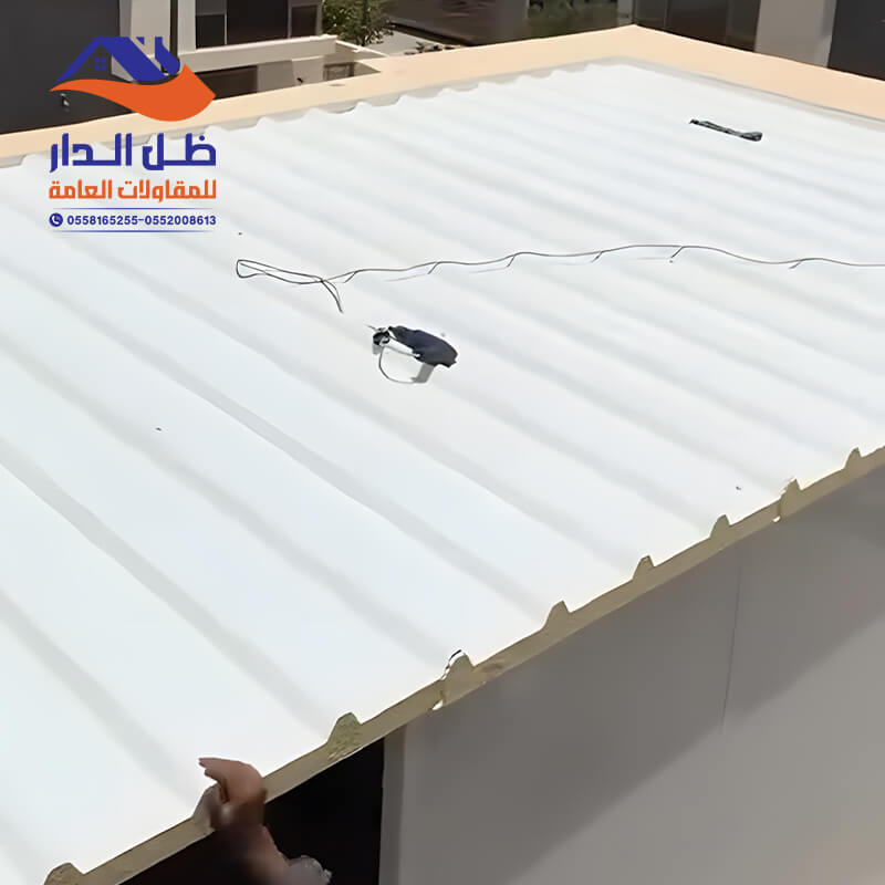 سقف ملحق خارجي بعزل حراري مصنوع من الساندوتش بانل